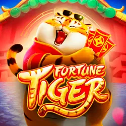 Portada del juego Fortune Tiger: tigre animado con traje chino rojo, lingote dorado y sobre rojo, con farolillos de fondo